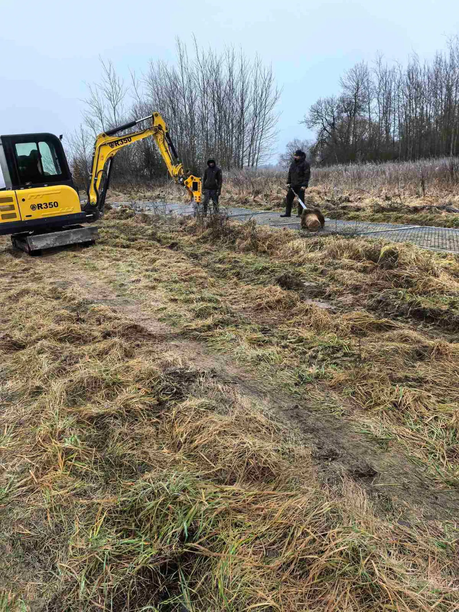 Мини-экскаватор на объекте